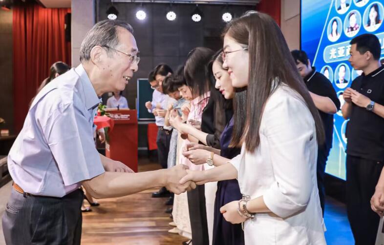 清華大學(xué)總裁高級研修班同學(xué)照片